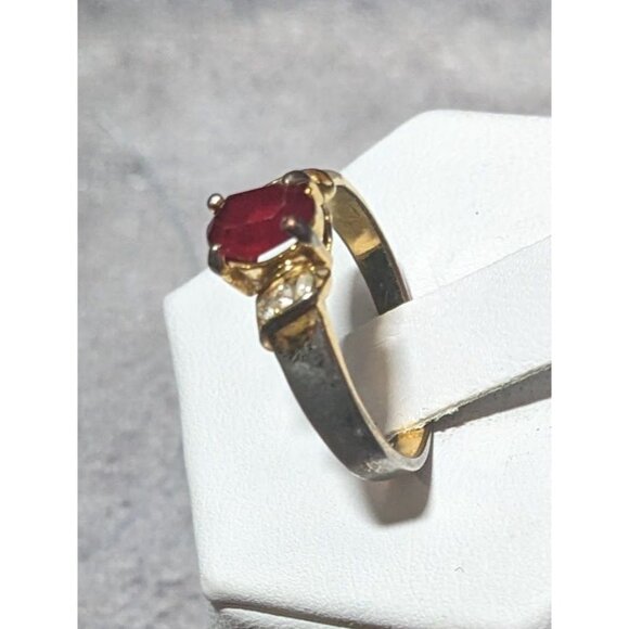 Elegant Gold Tone Ring With Red And Clear Stones Size 7 - Picture 2 of 11